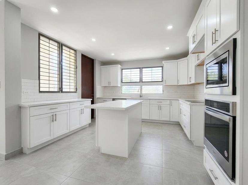 Visualización hecha con inteligencia artificial de la misma cocina remodelada